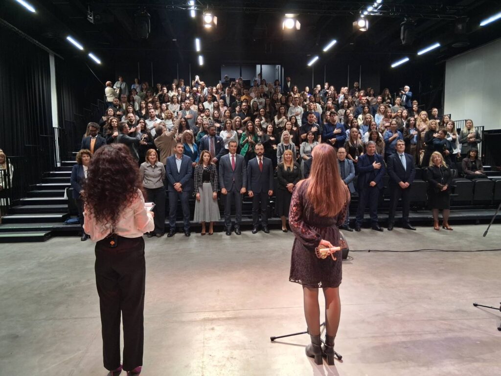 Младите учители по време на тържествения ритуал