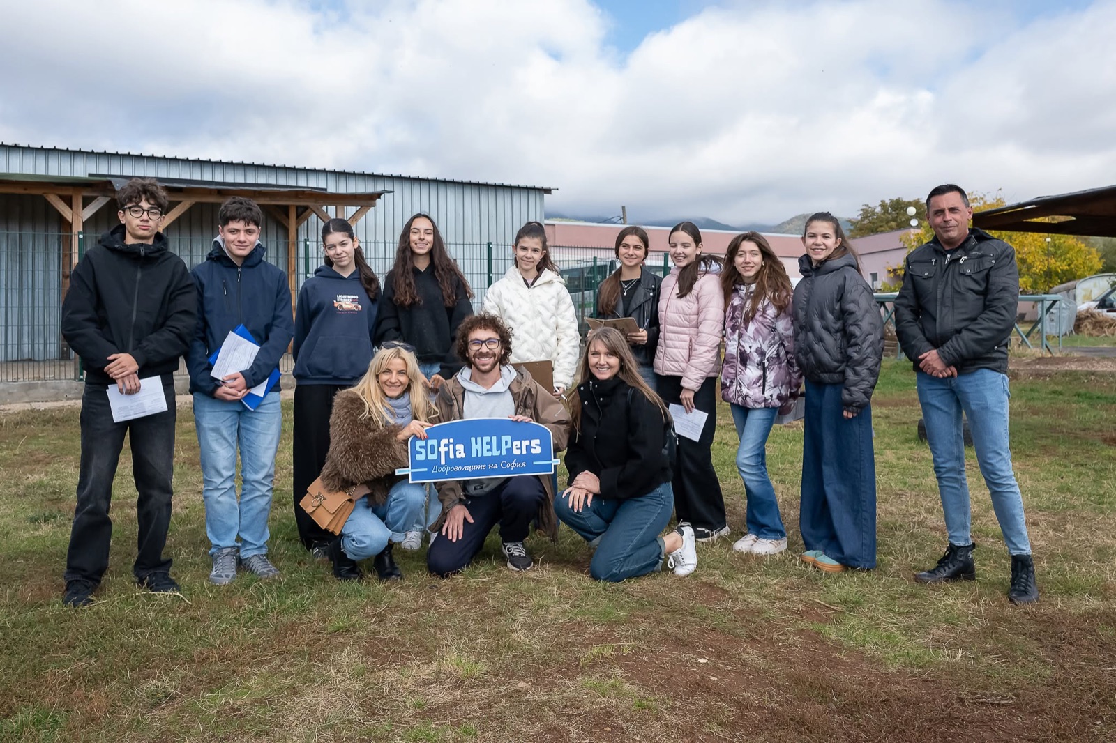 Ученици от 91. НЕГ и доброволци от SOFia HELPers в приюта за кучета в с. Сеславци